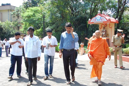Swami Jitakamanandaji escorting the guests towards the aditorium