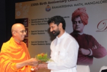 Swami Jitakamananda presenting bouquet to Sri C T Ravi