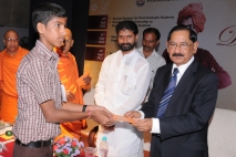 Sri Ajai Kumar, Chairman & MD, Corp Bank, Mangalore distributing the scholarships
