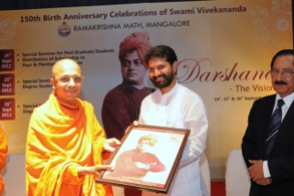 Swami Jitakamananda presenting memento to Sri C T Ravi