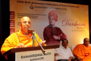 Swami Jitakamananda delivering the keynote address
