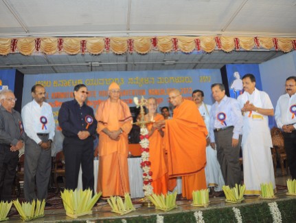 0032 Sri Sri Vishweshateertha Swamiji, Sri Pejawar Math, Udupi Inaugurating the convention