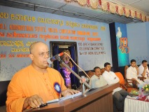 0048 Swami Veereshanandaji Maharaj delivering presidential remarks