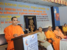 0066 Swami Bodhamayanandaji addressing the gathering