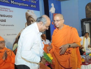 0139 Sri Yogish Bhat, Deputy Speaker is being felicitated by Swami Jitakamanandaji Maharaj