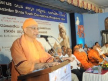 0147 Srimat Swami Vishwatmanandaji Maharaj delivering the benedictory address