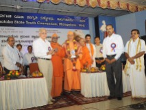 0148 Sri Anantakrishna felicitating Srimat Swami Vishwatmanandaji Maharaj