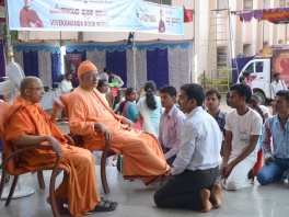 0168 Students intaracting with Srimat Swami Vishwatmanandaji Maharaj