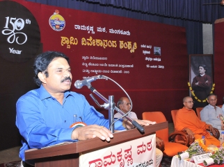 071 Dr Vijay Prakash, CEO, Zillah Panchayat, Mangalore Addressing the teachers
