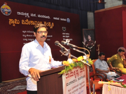 169 Sri Raveendra , Member, Manangement Committee, Vivekananda College, Puttur addressing the Youth
