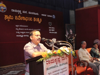 174 Dr Niranjan Vanalli, Professor, Dept of Journalism, University of Mysore addressing the Youth
