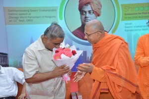 Swami Jitakamanandaji welcoming Sri Vijay Sankeshwar